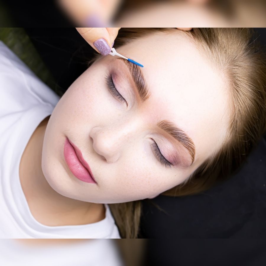 Hair strokes services - eyebrow lamination procedure